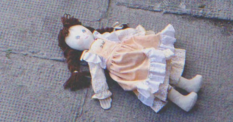 Florence a ramené une poupée en haillons à la maison | Photo : Shutterstock