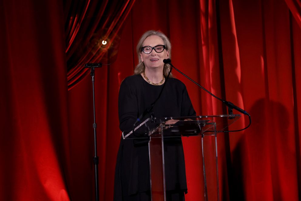 Meryl Streep prend la parole sur scène lors de la cérémonie inaugurale des Albie Awards de la Clooney Foundation For Justice, à la New York Public Library, le 29 septembre 2022 à New York | Source : Getty Images