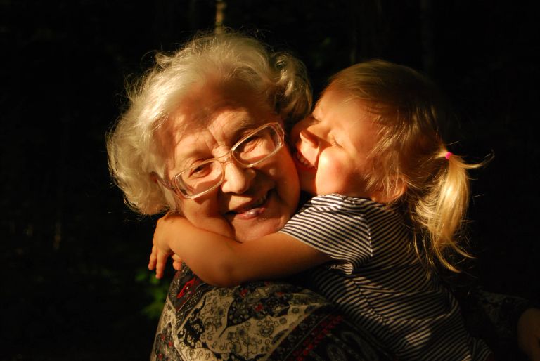 Abuela y nieta. | Foto: Unsplash