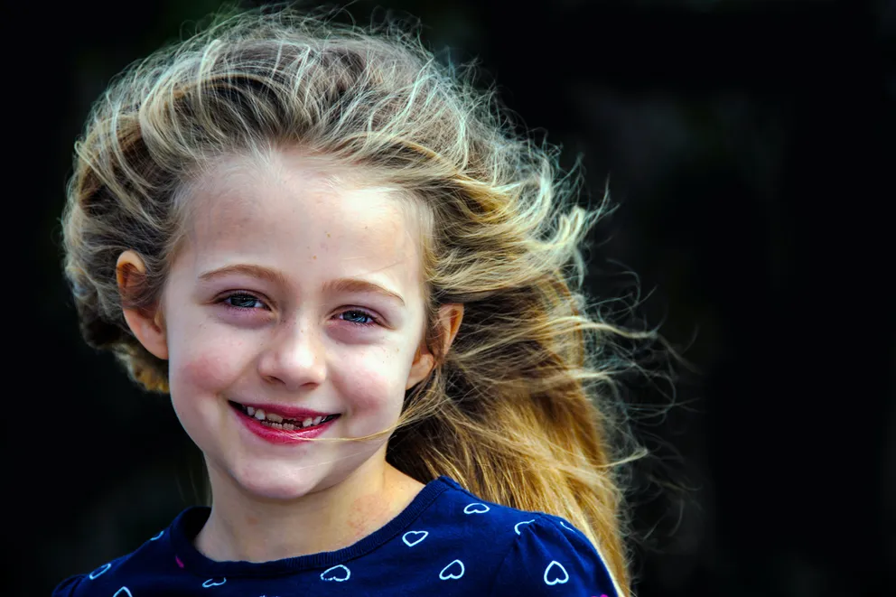 Una niña sonriendo. | Foto: Pexels