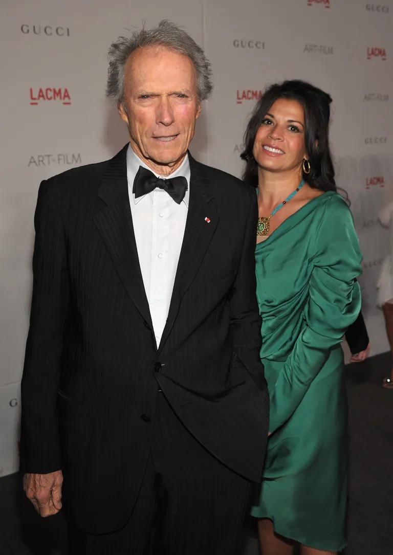 Clint Eastwood et sa femme Dina Eastwood assistent au LACMA Art + Film Gala Honoring Clint Eastwood and John Baldessari au Los Angeles County Museum of Art le 5 novembre 2011. | Photo : Getty Images