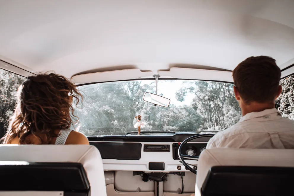 Una mujer y un hombre dentro de un vehículo. | Foto: Pexels