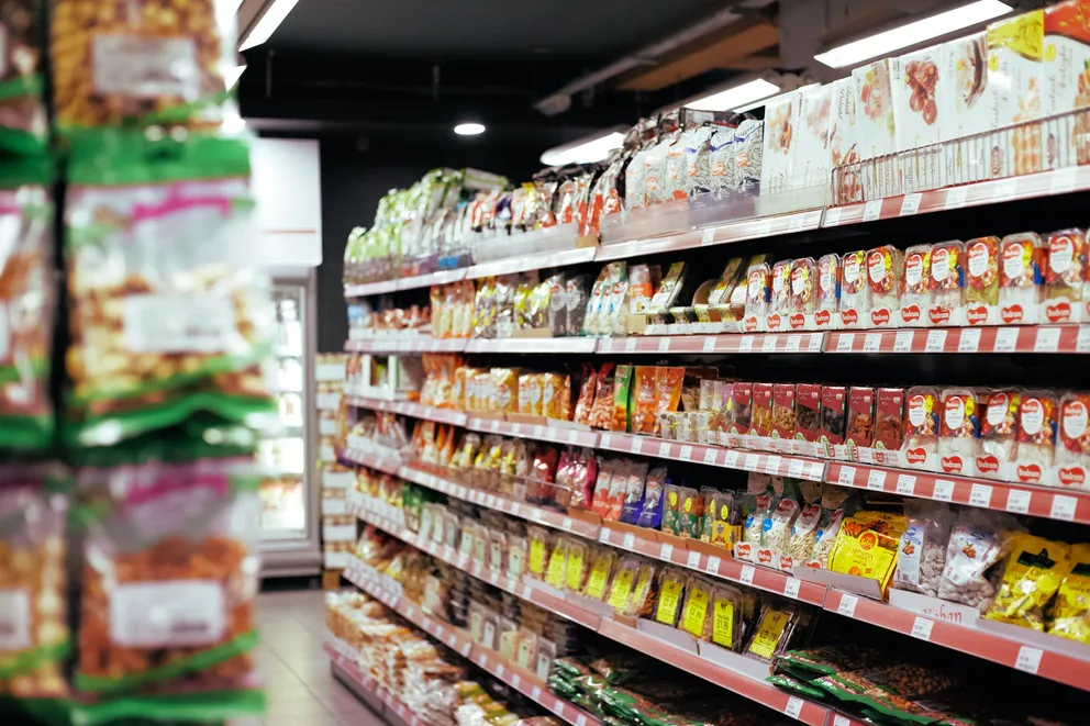 Estanterías con víveres en una tienda de comestibles. | Foto: Pexels