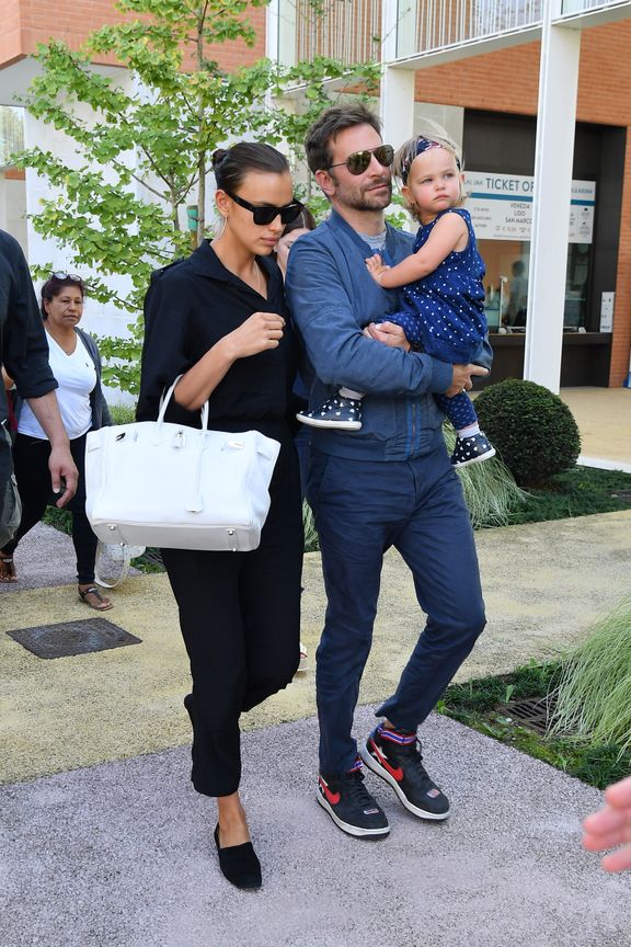 Bradley Cooper, Irina Shayk y su hija Lea son vistos llegando al 75º Festival de Cine de Venecia el 30 de agosto de 2018. | Foto: Getty Images