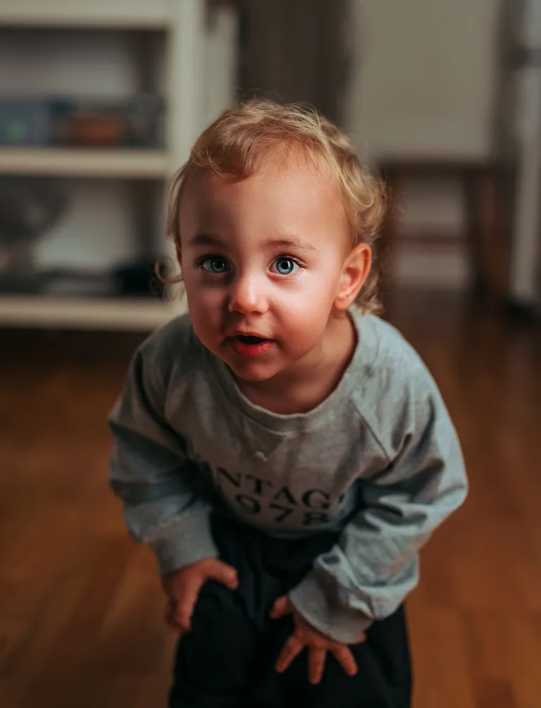 Un niño pequeño con rostro juguetón. | Foto: Unsplash