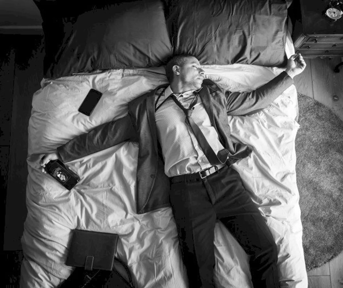 Un homme s'est évanoui sur son lit. Photo : Freepik