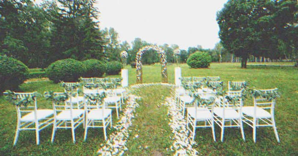 Sillas decoradas con flores y un arco decorado para una boda en un jardín. | Foto: Shutterstock