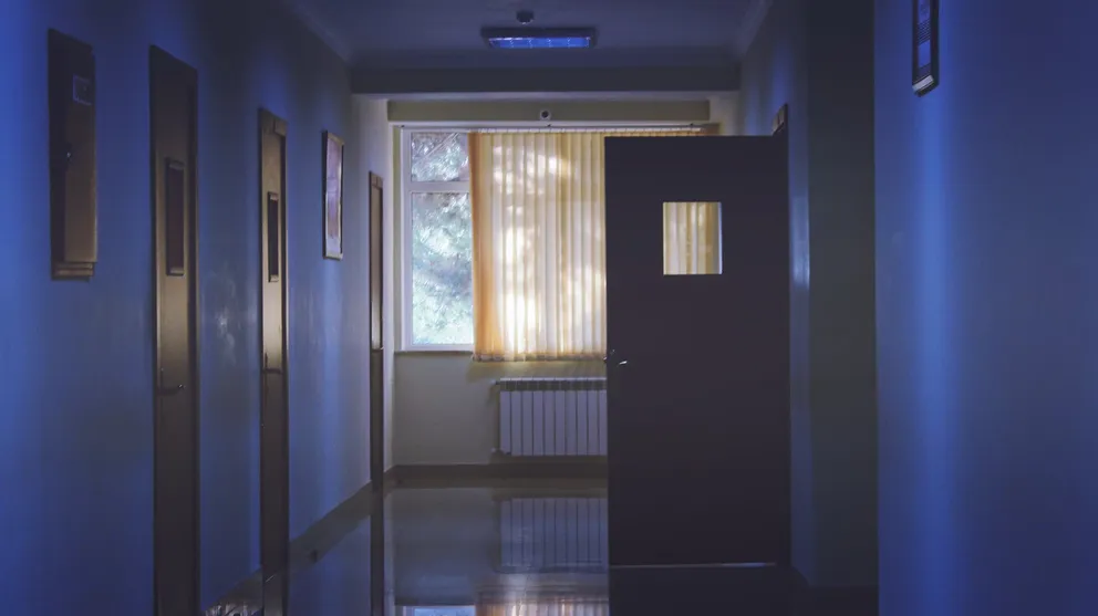 Un pasillo oscuro en un hospital. | Foto: Pexels