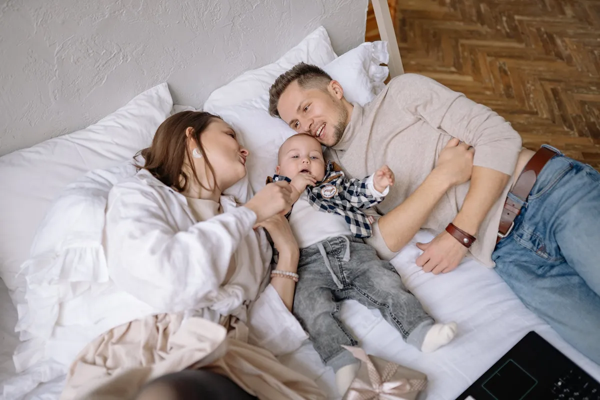 Une famille au lit. | Photo : Pexel
