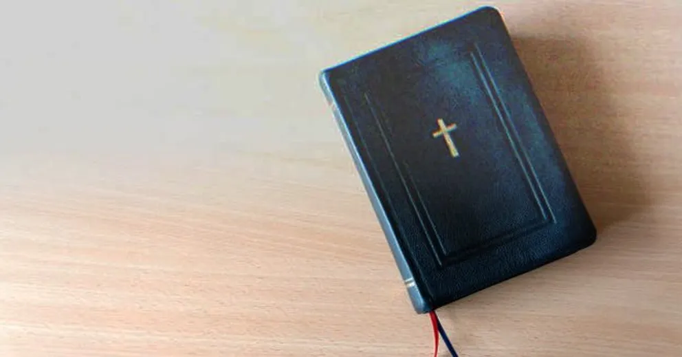 Una Biblia sobre una mesa. | Foto: Shutterstock