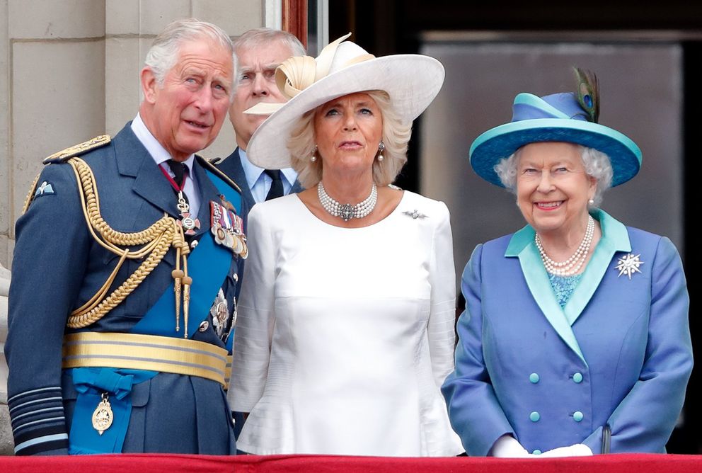 Le roi Charles lll, la reine consort Camilla Parker-Bowles et la reine Elizabeth II assistant à un défilé aérien pour le centenaire de la Royal Air Force depuis le balcon du palais de Buckingham, le 10 juillet 2018 à Londres, en Angleterre. | Source : Getty Images