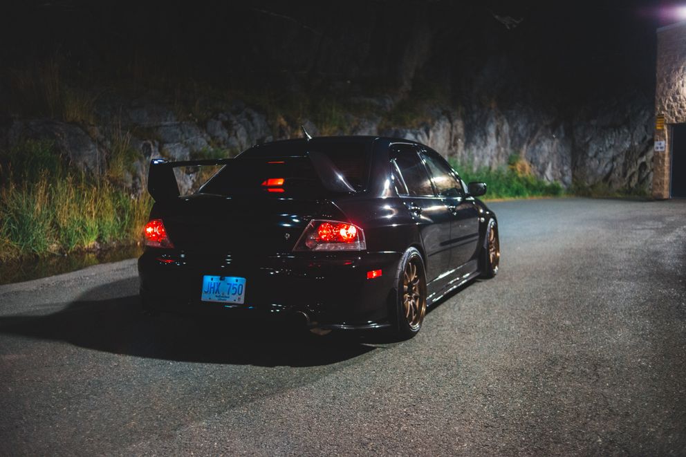 Un automóvil estacionado en una carretera solitaria. | Foto: Pexels