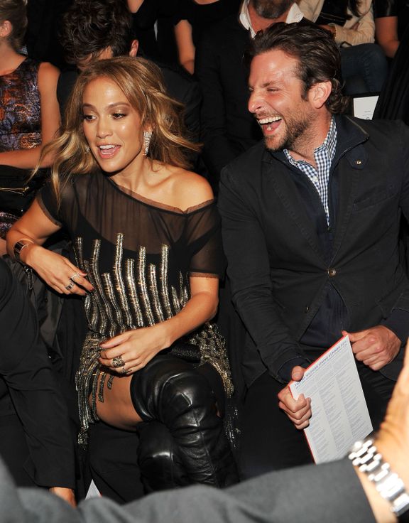 Jennifer Lopez y Bradley Cooper durante la semana de la moda de Mercedes-Benz en el Lincoln Center el 12 de septiembre de 2010.| Foto: Getty Images