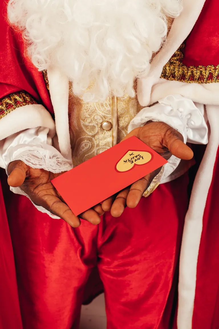 Un homme déguisé en Père Noël s'est présenté un jour sur le pas de la porte de David | Photo : Pexels