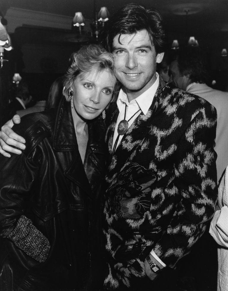 Pierce Brosnan et Cassandra Harris à Londres en 1989. | Source : Getty Images