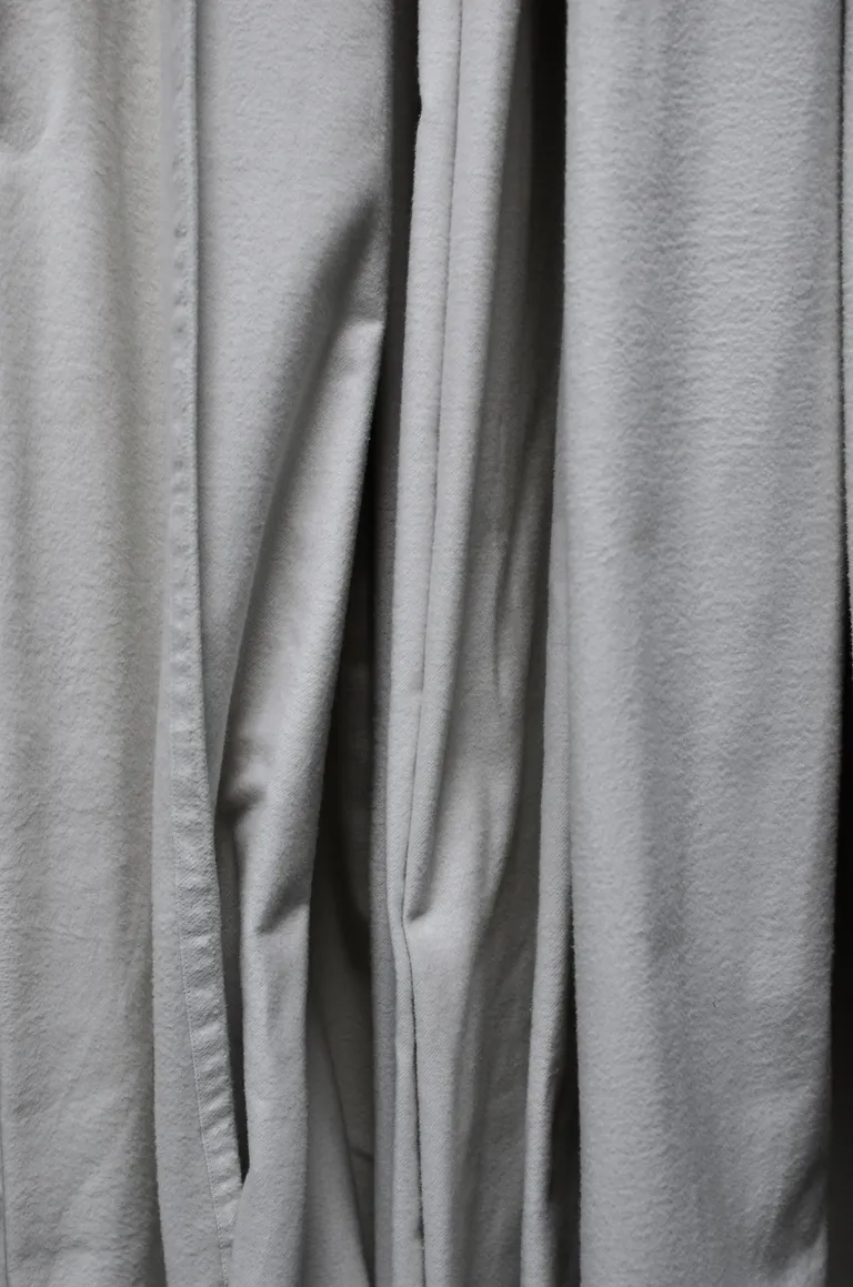 Cortina gruesa de color gris claro. | Foto: Pexels