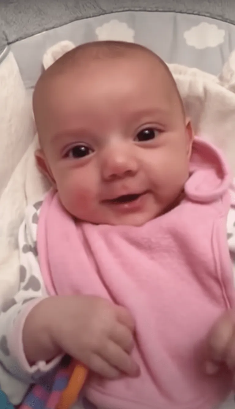 Le bébé sourit à sa mère. | Source : YouTube.com/Rumble Viral