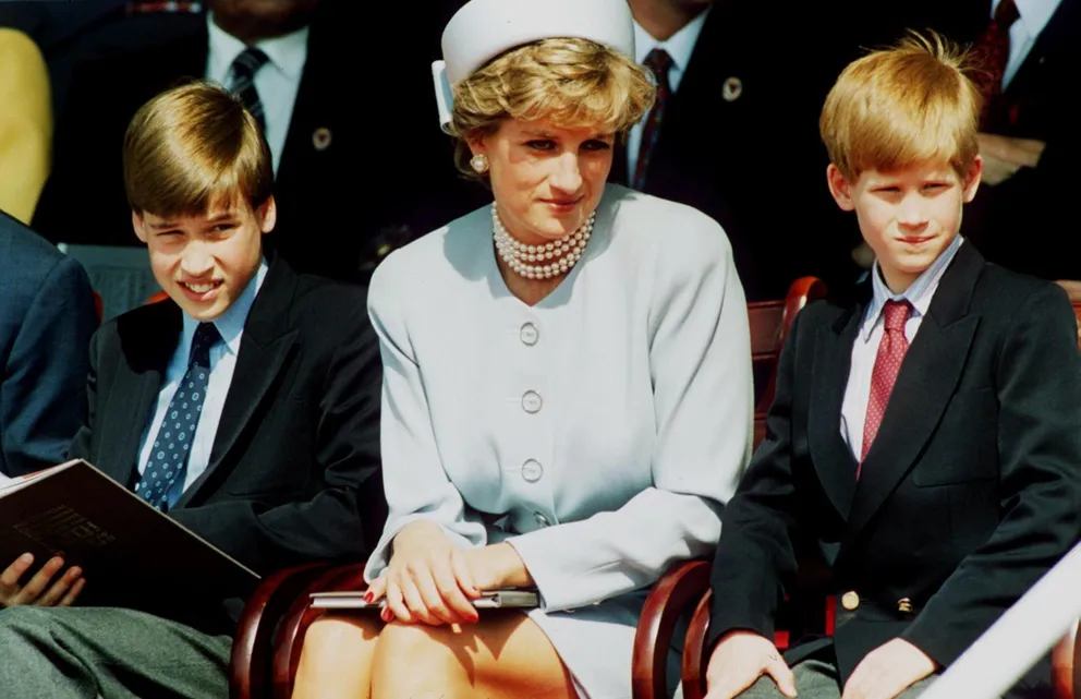 La princesse Diana, avec ses fils, le prince William et le prince Harry, lors du service commémoratif des chefs d'État VE à Hyde Park, le 7 mai 1995 à Londres, en Angleterre. | Photo : Getty Images
