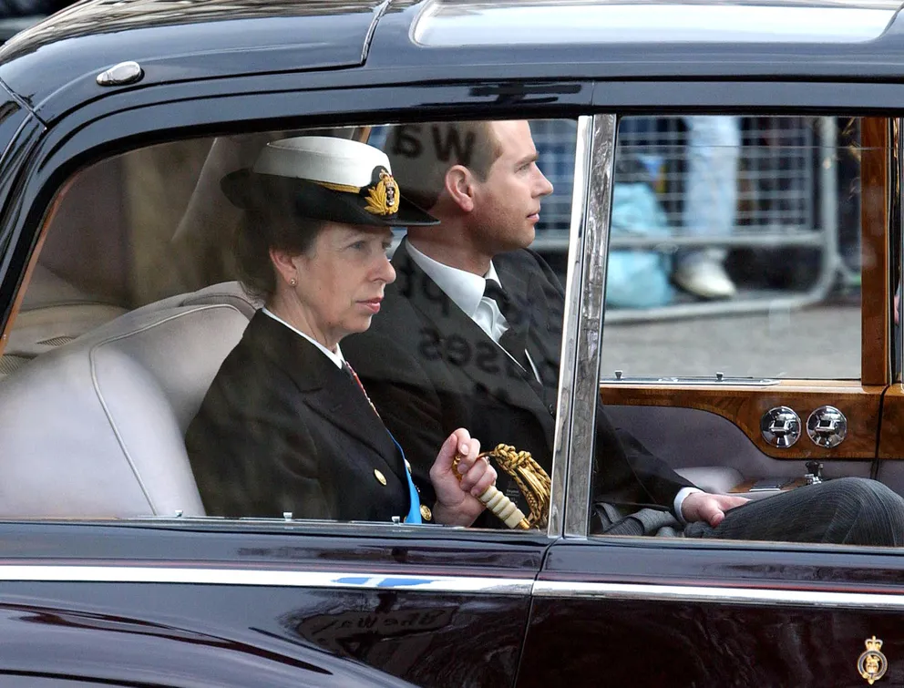 La Princesse Anne aperçue à l'intérieur de la voiture royale dans les rues du Royaume-Uni. | Source : Getty Images