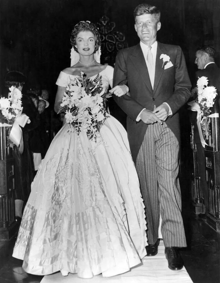 John Fitzgerald Kennedy et Jacqueline "Jackie" Kennedy lors de leur mariage à Newport, Rhode Island | Photo : Getty Images