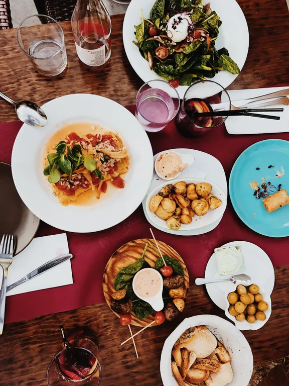 Varios platos con comida sobre una mesa. | Foto: Pexels