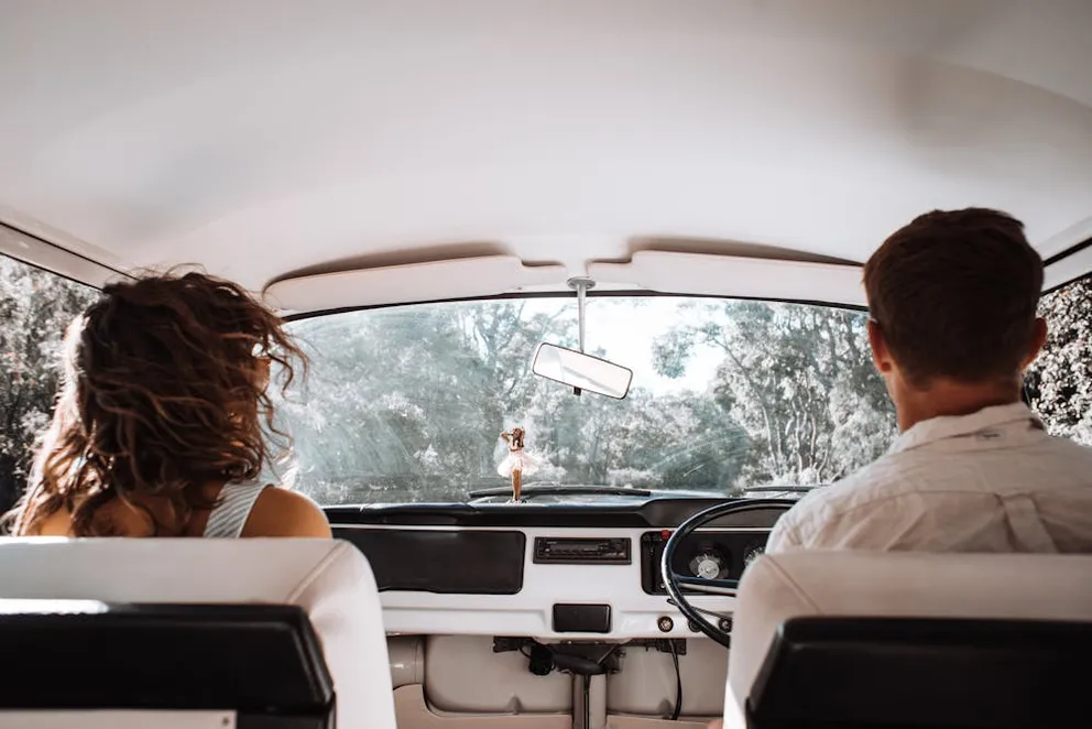 Married couple travelling in a car together. | Photo: Pexels