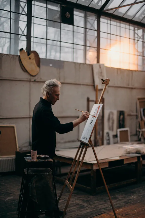 Hombre pintando un cuadro. | Foto: Pexels