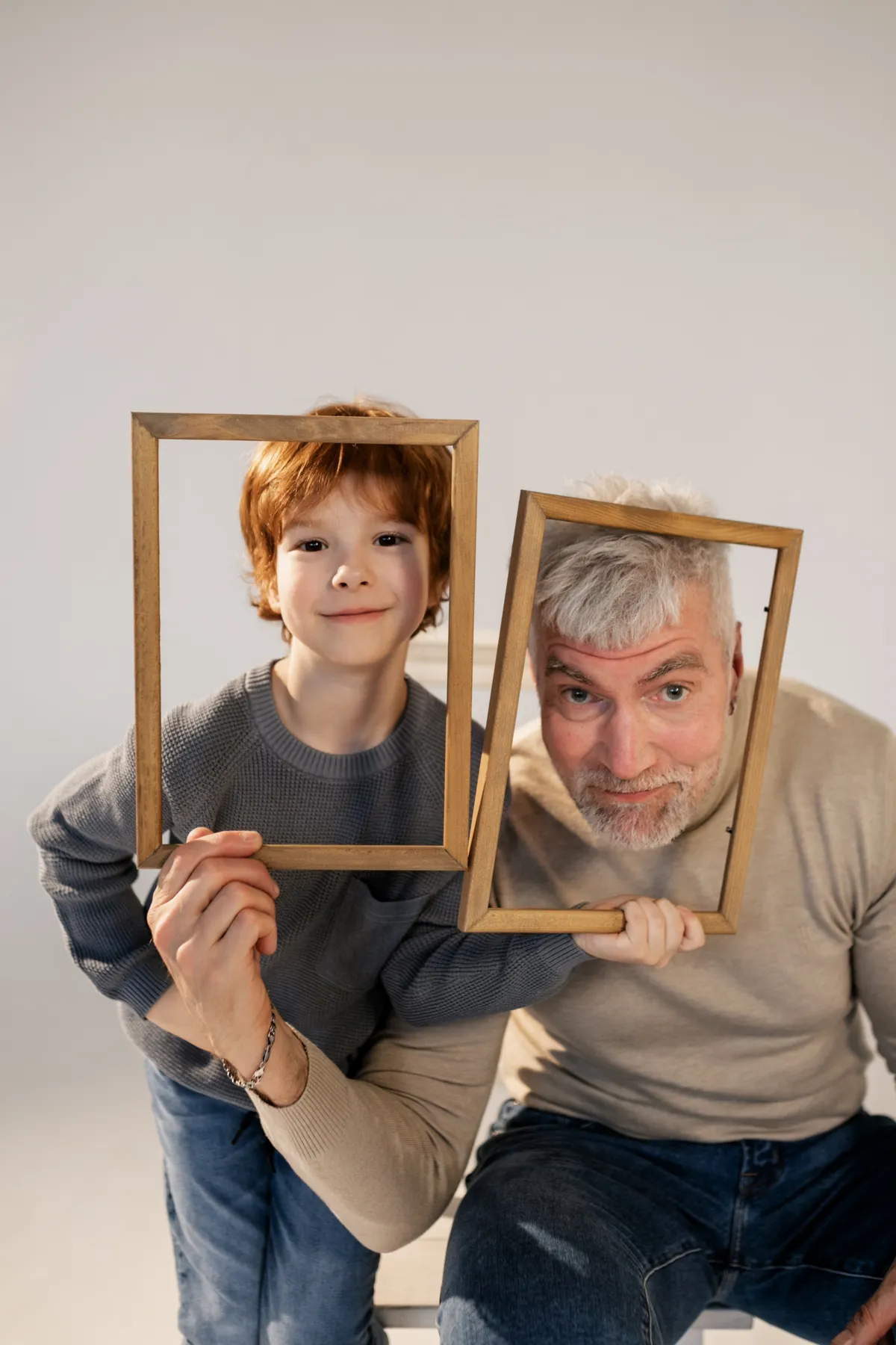 Un enfant et son grand-père. | Photo : Unsplash