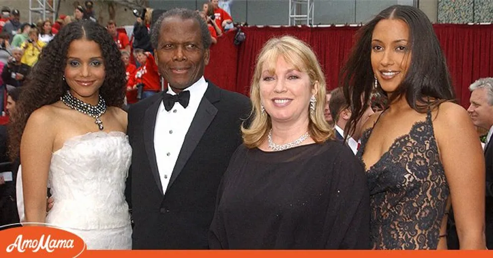 L'acteur défunt Sidney Poitier avec son ex-femme et ses enfants lors d'un événement. | Photo : Getty Images