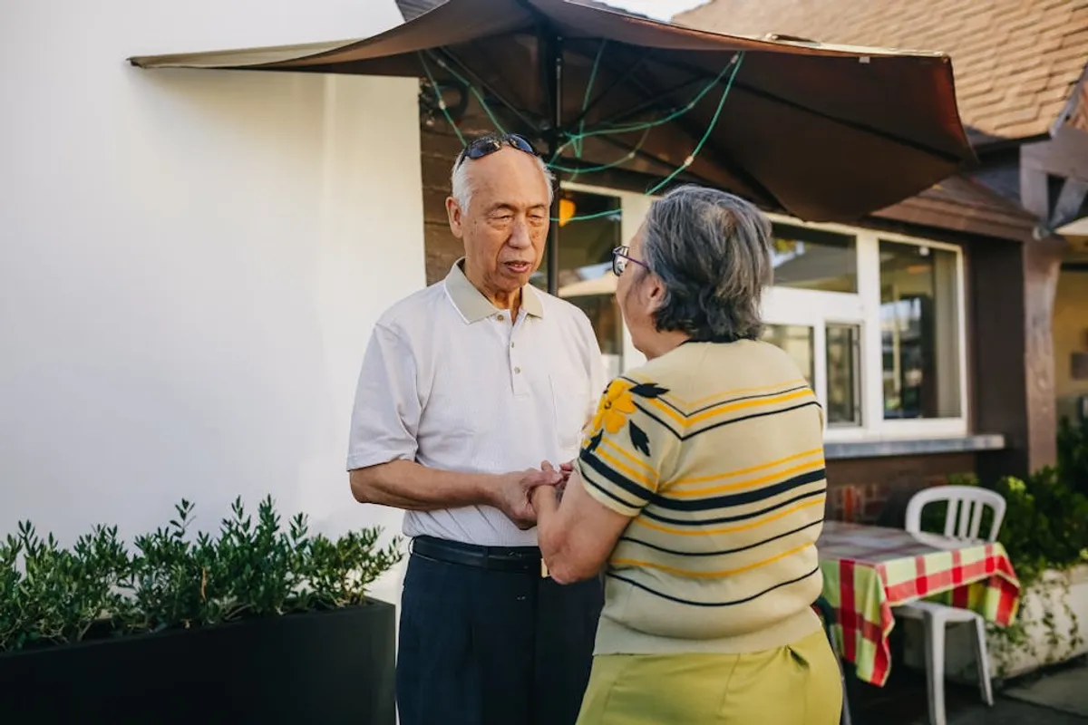 Old couple seriously talking to each other. | Photo: Pexels