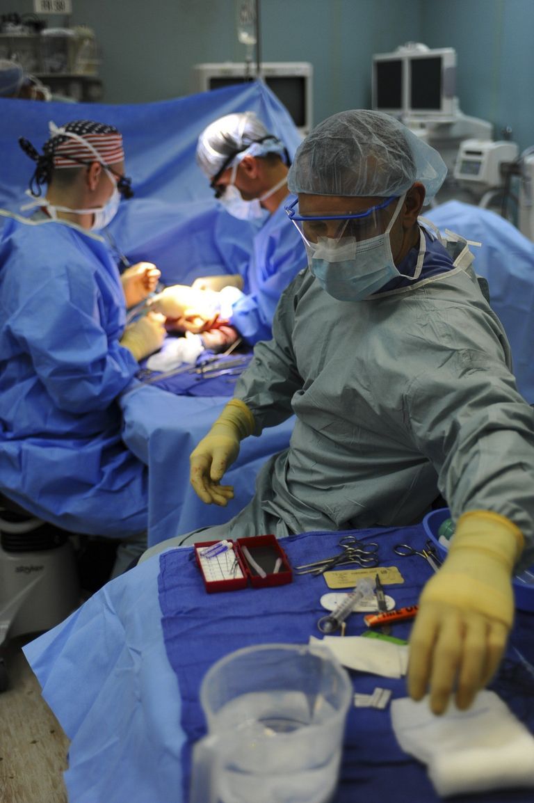 Un equipo médico realizando una cirugía. | Foto: Pexels