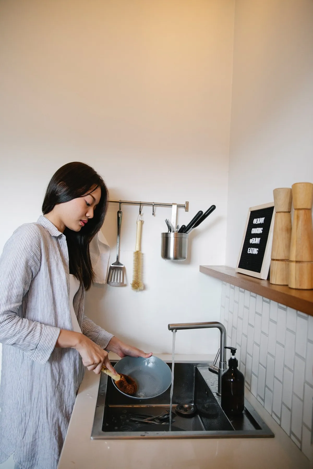 Karla a nettoyé toute seule, en colère. | Photo : Pexels <