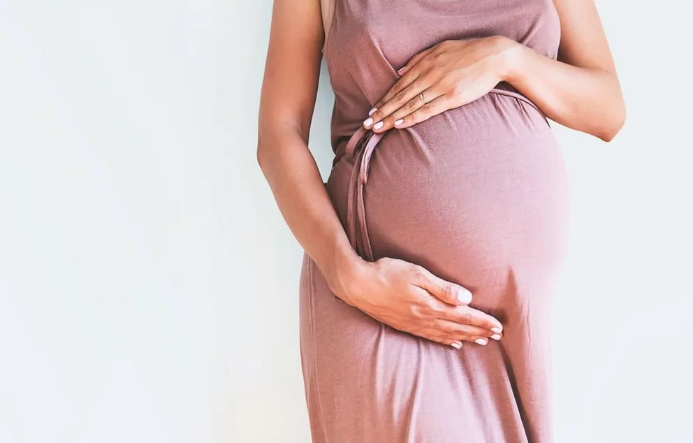 Una mujer sosteniendo su panza de embarazada. | Foto: Shutterstock