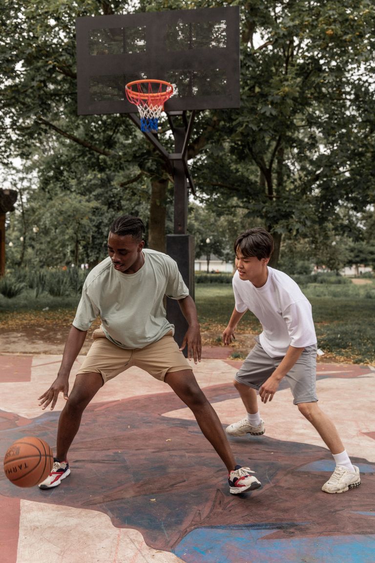 Unos hombres jugando baloncesto. | Foto: Pexels
