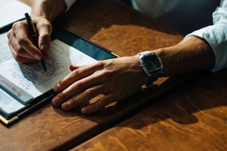 Hombre escribiendo en una libreta. | Foto: Unsplash