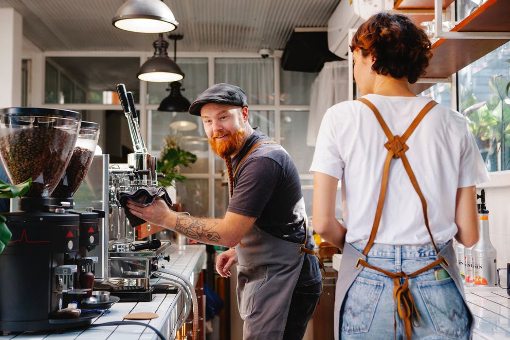 Hombre trabajando en una cafetería. | Foto: Pexels