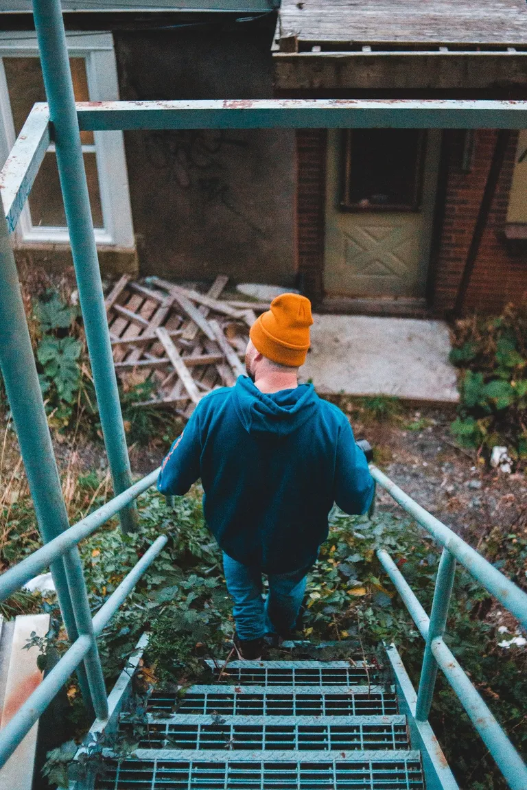 Un hombre bajando unas escaleras. | Foto: Pexels