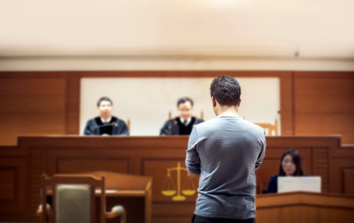 An accused man talking to magistrate in court. | Photo: Shutterstock.
