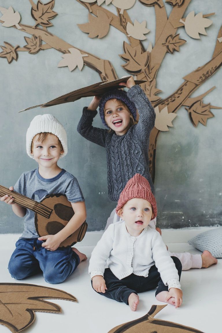 Tres niños jugando en una habitación. | Foto: Pexels