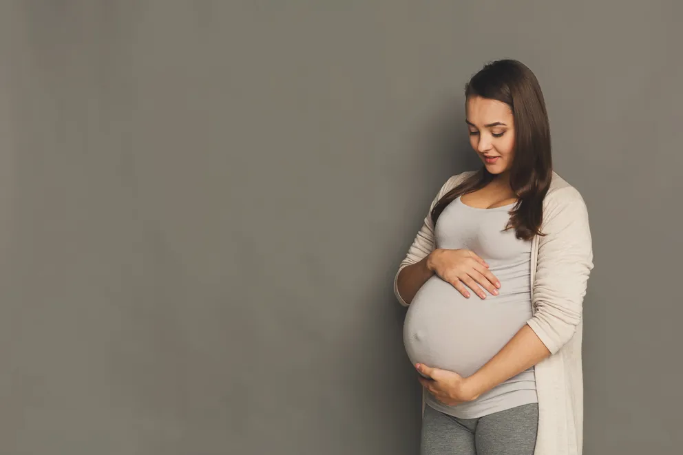 Una mujer embarazada sosteniendo su panza. | Foto: Shutterstock