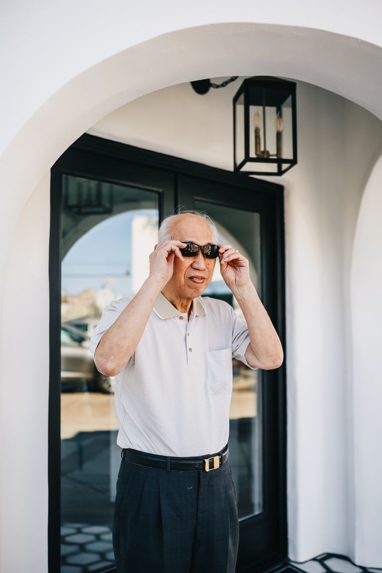 Un anciano usando gafas de sol. | Foto: Pexels