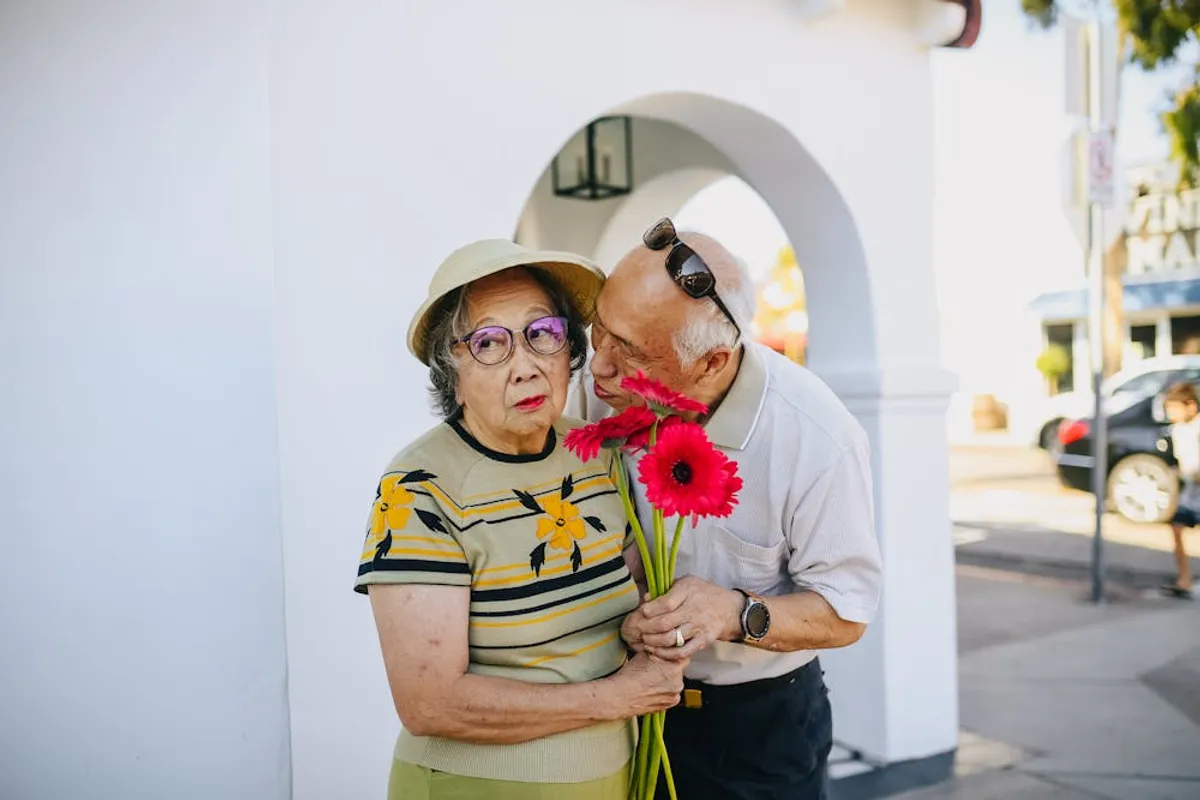 Old man kissing his wife. | Photo: Pexels