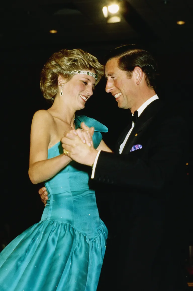La princesa Diana y el príncipe Charles sonríen mientras bailan en un evento formal. | Foto: Getty Images