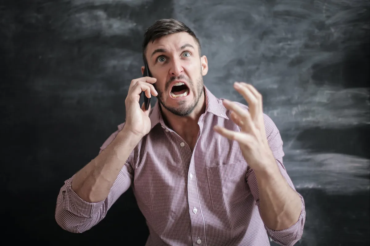 Il a commencé à crier dans le téléphone. | Source : Pexels