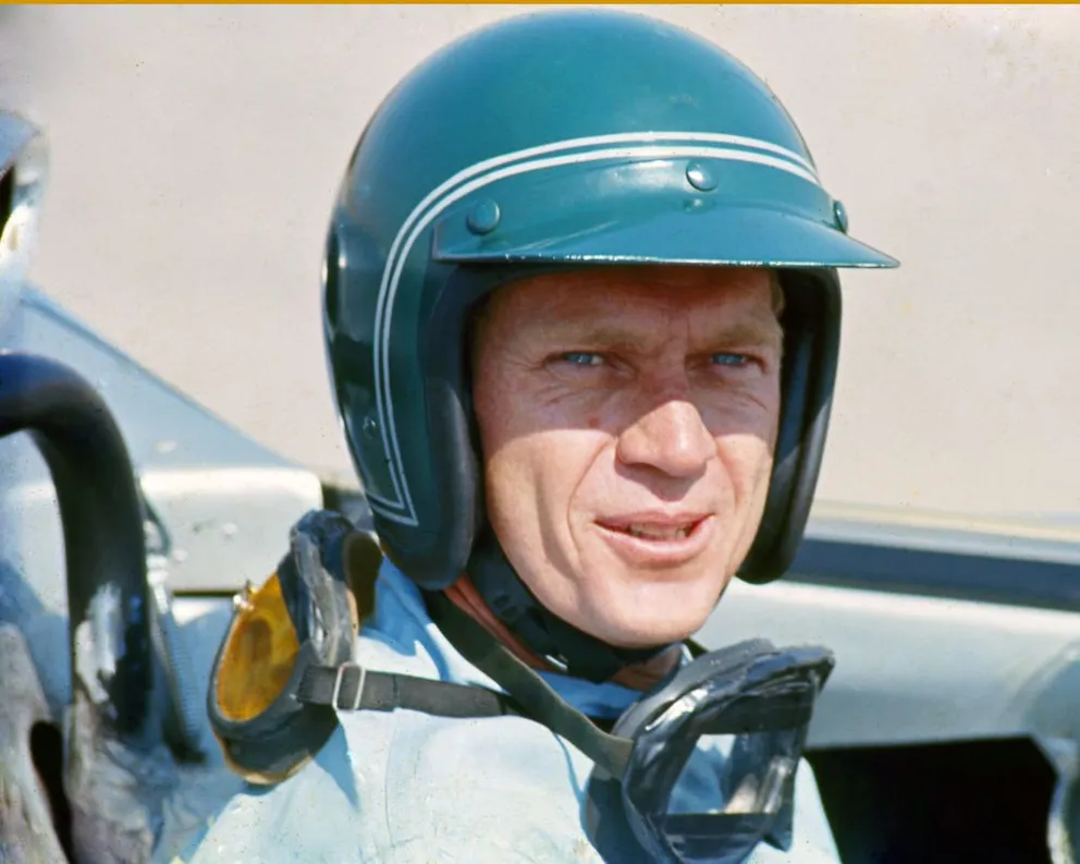 L'acteur Steve McQueen dans une combinaison de pilote de course Firestone à Riverside Raceway en Californie, vers 1966. | Photo : Getty Images