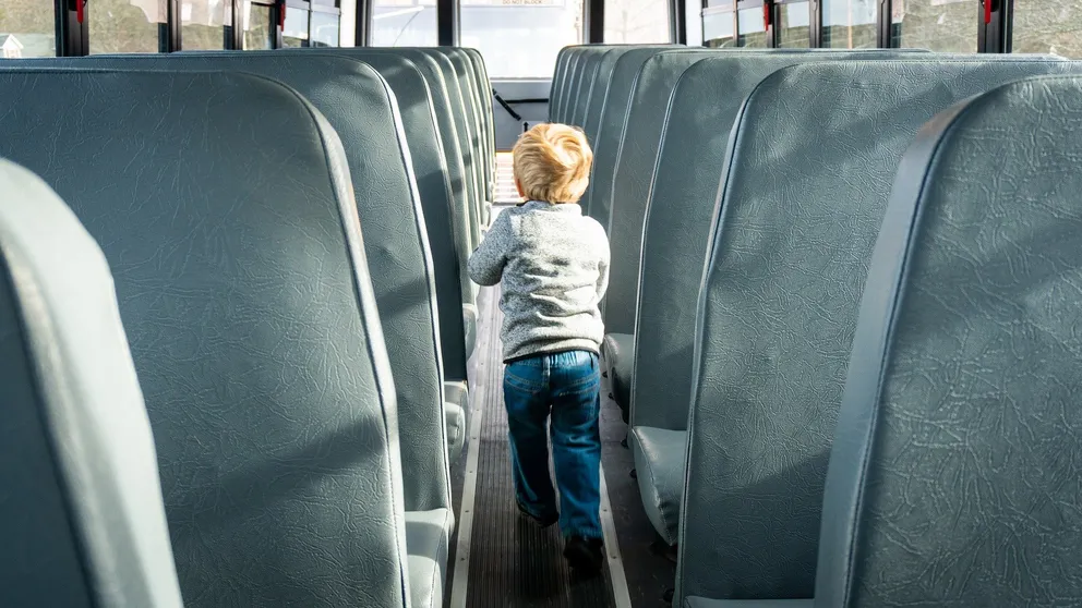 Niño caminando por el pasillo de un autobús. | Foto: Pixabay