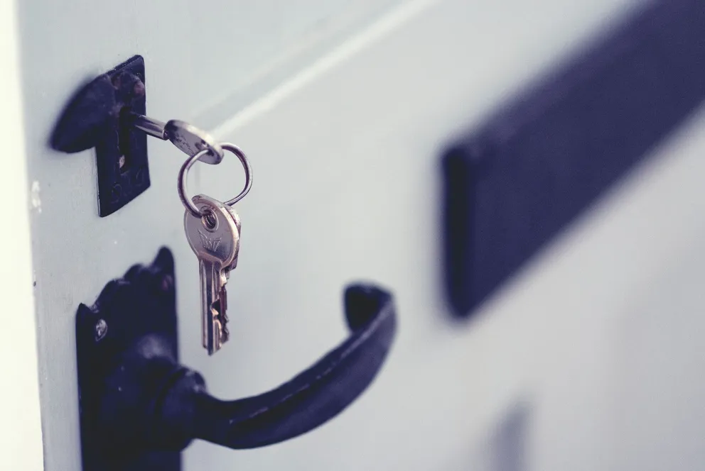 Unas llaves en la cerradura de una puerta. | Foto: Unsplash 