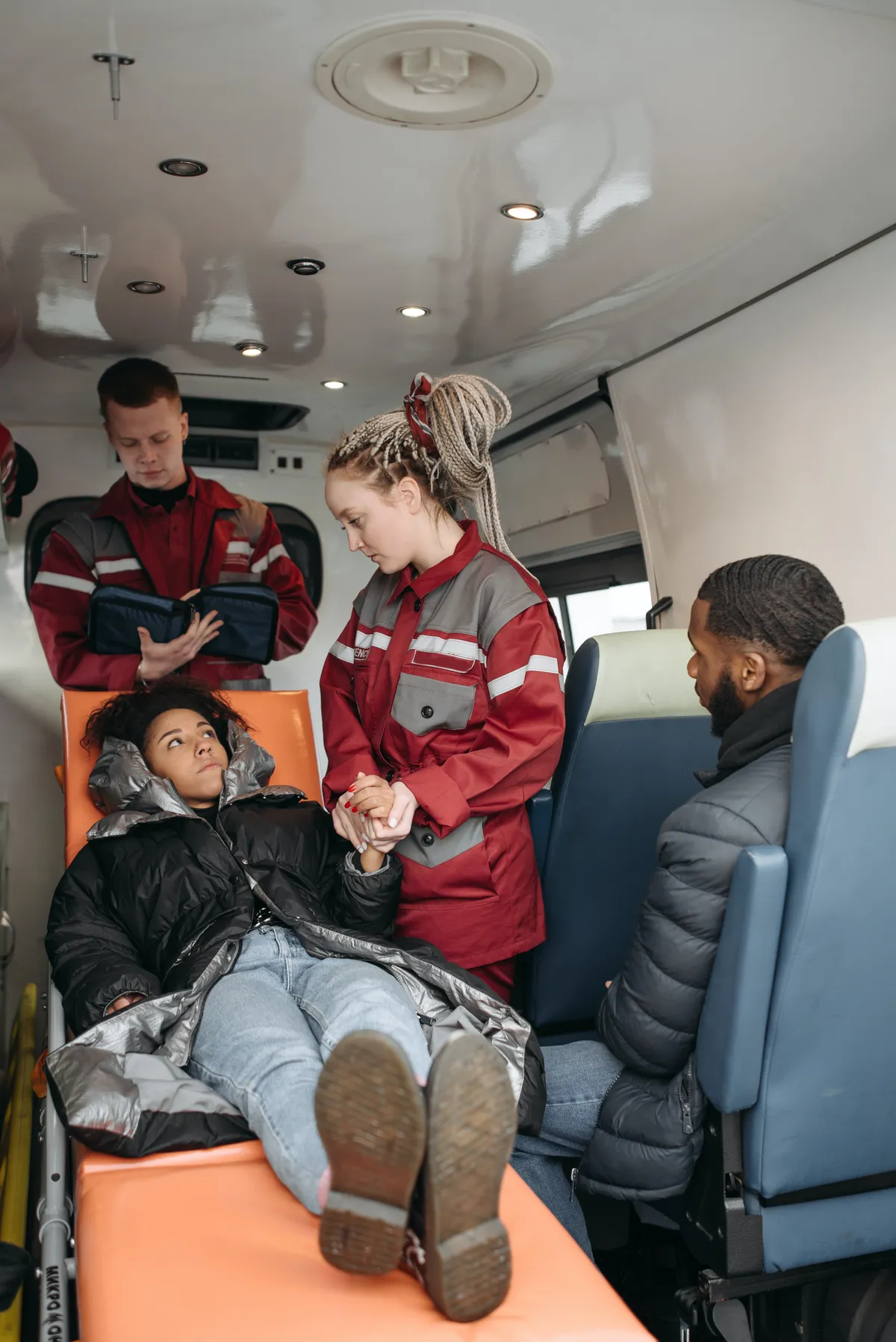 Des ambulanciers. | Photo : Unsplash