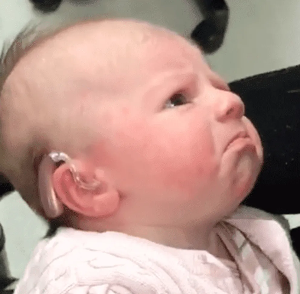 Un bébé sourd est ému après avoir entendu la voix de sa mère pour la première fois | Photo : TikTok/christina_pax