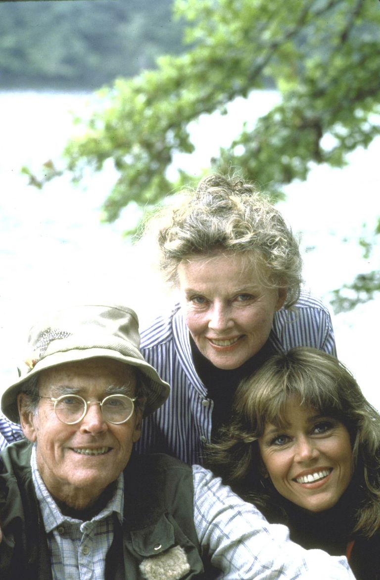 (De gauche à droite) Les acteurs Henry Fonda, Katharine Hepburn et Jane Fonda photographiés dans une scène du film "On Golden Pond" de 1981 | Source : Getty Images